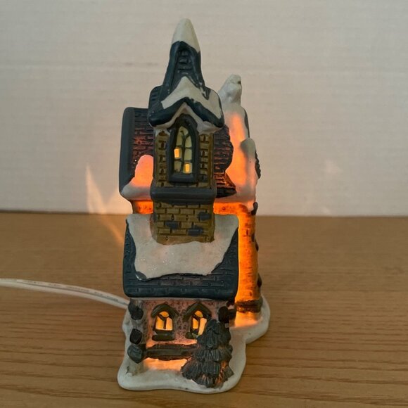 Vtg Cobblestone Corners Christmas Village Church 2001 Lighted 5.5 Inch Ceramic - Picture 2 of 7